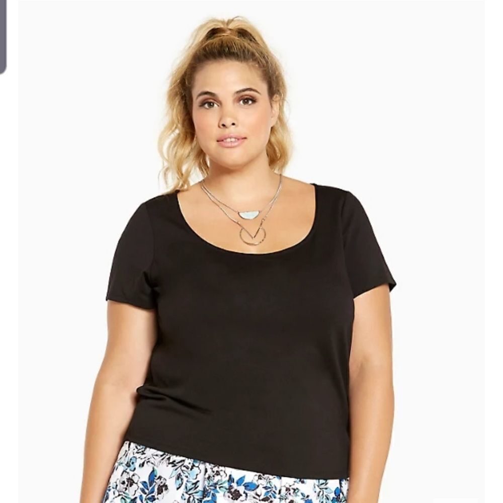 Torrid  ponte keyhole cutout top sz 3